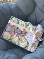 Fantezi Box No.40 krem, lila ve pembe yenilebilir marshmallow çiçek kutusu – 20×30 cm