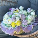 Lila ve krem yenilebilir çiçek sepeti Sepet No.19 – 25×25 cm